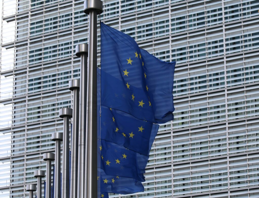 Bâtiment de la Commission Européenne à Bruxelles avec drapeaux